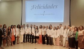 20 nuevos doctores en terapia física de la UPR reciben sus batas blancas