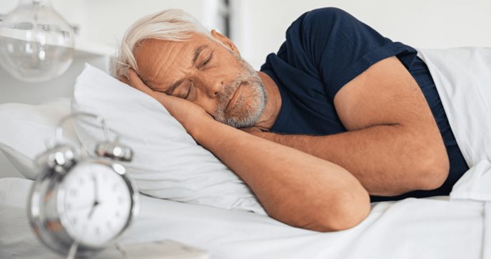 ¿Por qué se produce una disminución en la cantidad y calidad del sueño al envejecer?