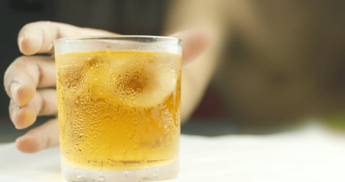 ¿El consumo ligero de alcohol disminuye el riesgo cardiovascular? Esto revela un estudio