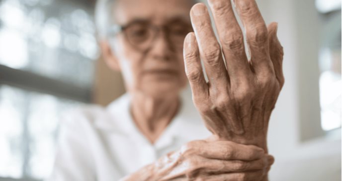 ¿Qué factores influyen en la adherencia al tratamiento en pacientes con artritis reumatoide?