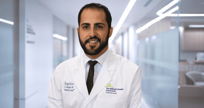 De escolta de pacientes a gastroenterólogo pediátrico: conozca la historia del Dr. Edwin Torres