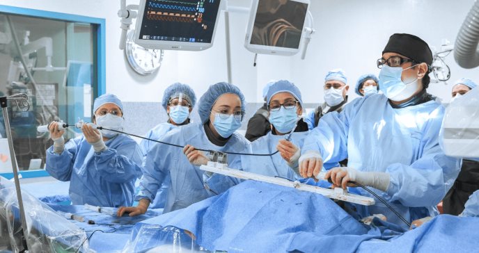 Hospital Damas realiza exitosamente primer caso de reparación de válvula con sistema PASCAL Precision